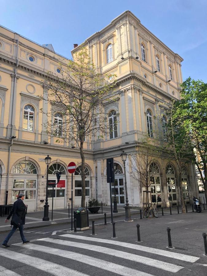 Alla Scalinata Del Teatro Rossetti Confort Suites Parcheggio Trieste Bagian luar foto
